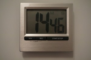 Eine einfache Küchenuhr zählt die Viertelstunde runter ...