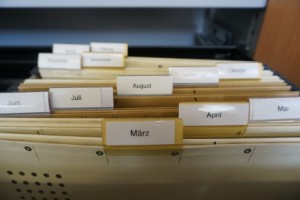 Hängemappen werden mit Label zur Terminvorlage