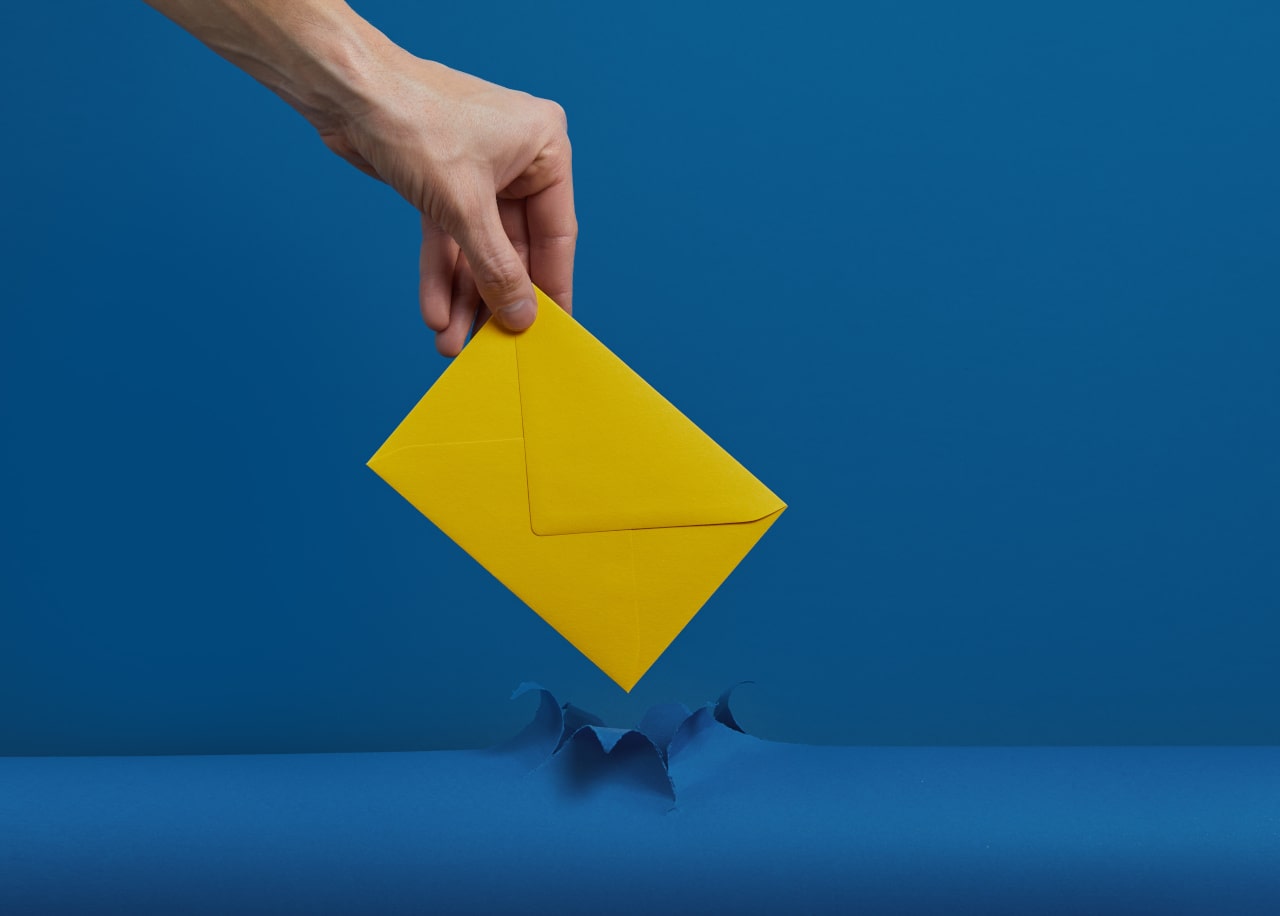 Gehört die Anrede ins Anschriftfeld? Welchen Fall brauchen Sie?