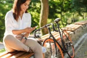 Frau mit einem Fahrrad macht eine Pause