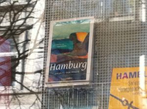 Mein Hamburg-Reiseführer im Schaufenster der Buchhandlung am Mühlenkamp