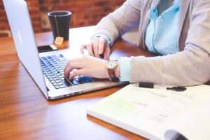 Schreibtische ermöglichen ergonomisches Arbeiten.