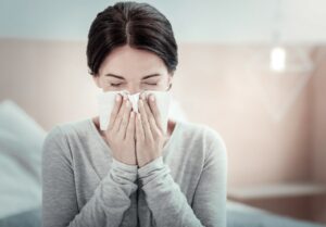 Tipps, wie Sie der Erkältungswelle im Büro begegnen können