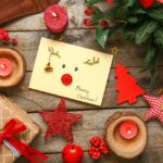 Weihnachtsgrüße zwischen Weihnachtsdekoration