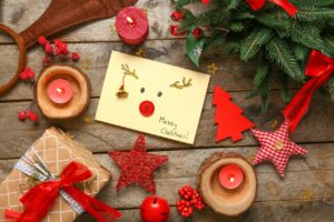 Weihnachtsgrüße zwischen Weihnachtsdekoration