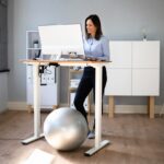 Arbeiten am höhenverstellbaren Schreibtisch